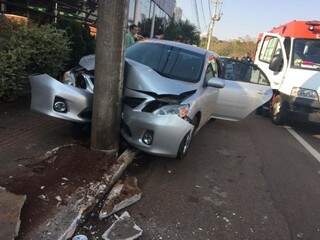 Mulher se vira para olhar beb&ecirc;, perde o controle e bate carro em poste 