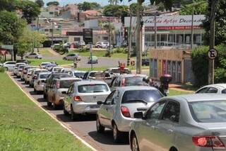 Em horário de pico, rotatória da Mato Grosso tem congestionamento. Dinheiro para obra está em caixa desde junho de 2014. (Foto: Marcos Ermínio)