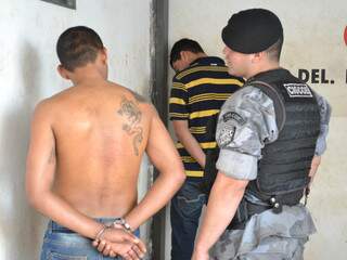 Homens foram presos após roubar residência. (Fotos: Minamar Júnior)