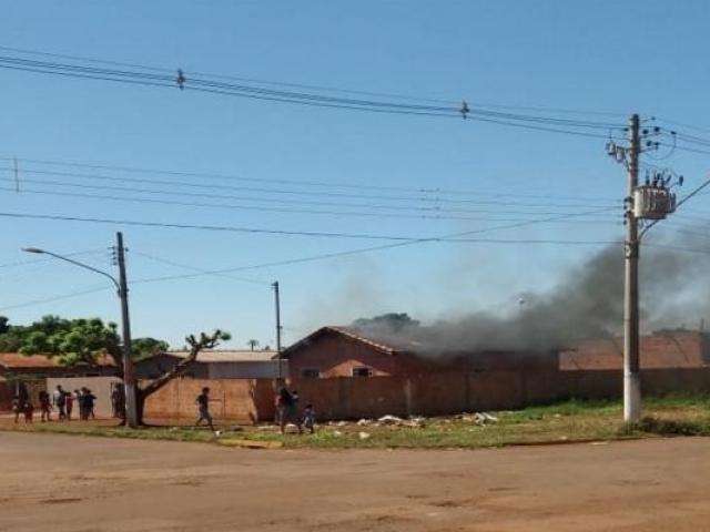 Brincando com isqueiro, menino de 5 anos p&otilde;e fogo em resid&ecirc;ncia 