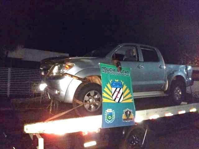 Condutor perde dire&ccedil;&atilde;o e abandona Hilux roubada com 710 kg de maconha