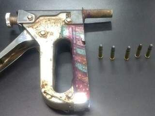 Uma das armas usadas no roubo. (Divulgação Jornal da Nova).