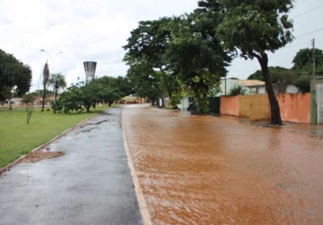  Chuva intensa e r&aacute;pida provoca alagamentos em tr&ecirc;s bairros da Capital
