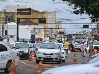 Veículos ocupam apenas uma das três pistas da avenida (Foto: Alcides Neto)