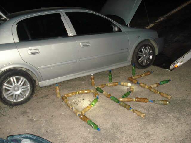  Mulher &eacute; presa com 24 quilos de pasta base de coca&iacute;na dentro de garrafas pet