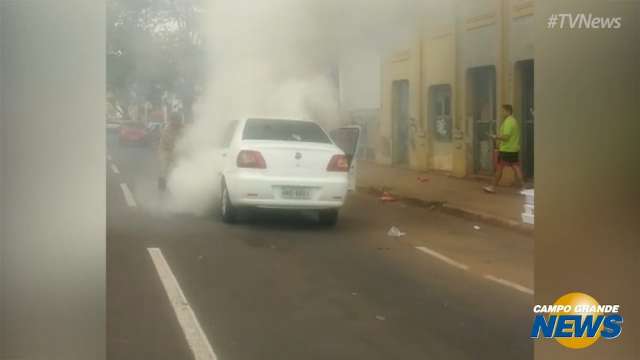 Militares que passavam na rua apagam fogo que atingiu ve&iacute;culo; veja o v&iacute;deo