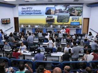 Central do IPTU lotada no último dia do Refis Natalino (Foto: Henrique Kawaminame)