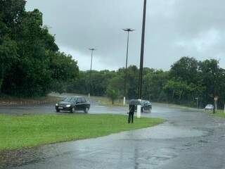 Chuva no início desta tarde na região do Parque dos Poderes (Foto: Direto das Ruas)