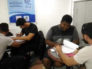 Grupo de concurseiros estuda para provas de carreiras na segurança pública (Foto: Kleber Clajus)