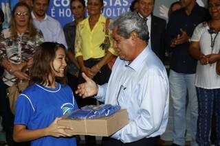 Governador entrega de forma simbólica kits escolares e uniformes na escola Joaquim Murtinho (Foto: Cleber Gellio)