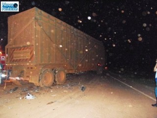 Tr&ecirc;s morrem em colis&atilde;o entre carreta e dois carros de passeio