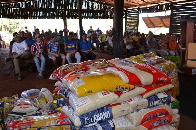 Policiais rodovi&aacute;rios entregam alimentos para cl&iacute;nica de recupera&ccedil;&atilde;o