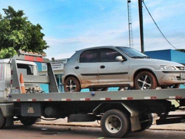 Quadrilha furta joalheria, rouba carro durante fuga e faz ref&eacute;ns