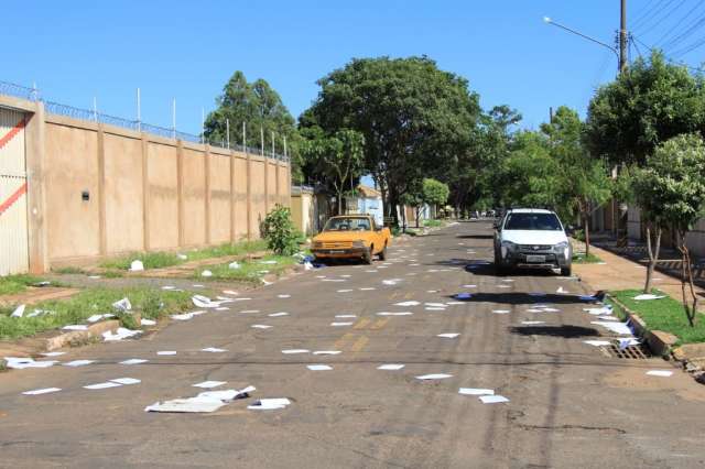Morador acorda com enxurrada de panfletos exigindo que ele deixe bairro