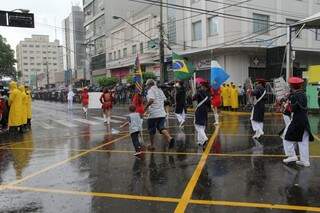 Desfile deste domingo foi marcado pela chuva. (Foto: Marcos Ermínio)