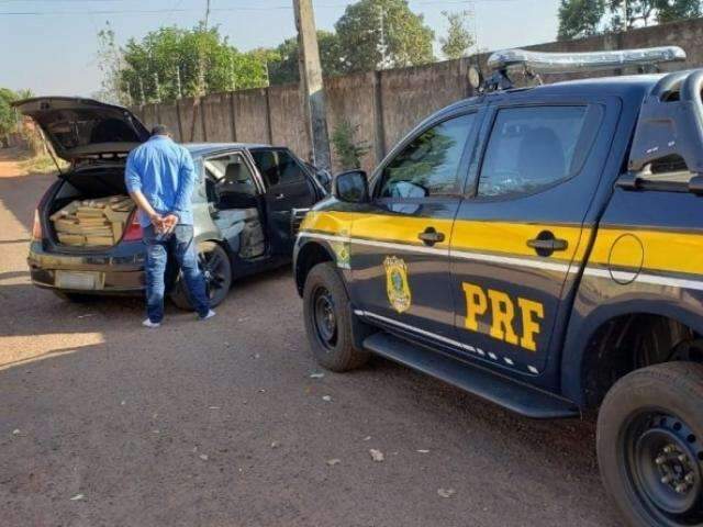 Homem &eacute; preso transportando meia tonelada de maconha em ve&iacute;culo furtado