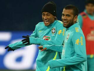 Neymar e Daniel Alves serão titulares na partida de hoje. (Foto: Mowa Press)