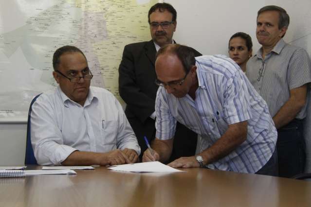Depois de ficarem sem recursos, entidades assinam termo que garante repasse