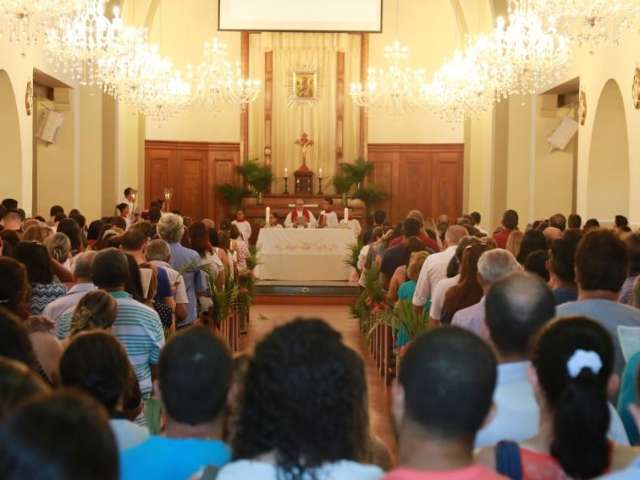 Fi&eacute;is participam das tradicionais missas do Domingo de Ramos