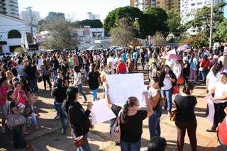 Trabalhadores se reúnem em assembleia na Praça do Rádio Clube nesta manhã (Foto: Marcos Ermínio)