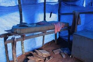 &quot;Cama&quot; onde trabalhadores dormiam. (Foto: Divulgação)