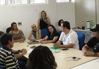 Deputado Marcio Fernandes em reunião com secretário de saúde de Bonito e autoridades (Foto: Divulgação)