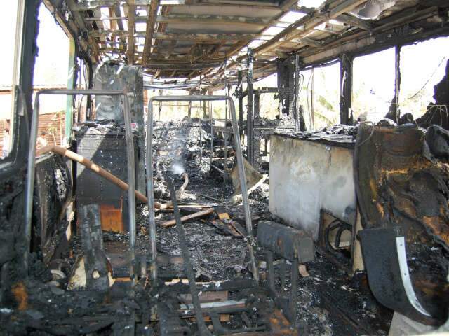  Inc&ecirc;ndio destr&oacute;i &ocirc;nibus que servia de moradia para fam&iacute;lia de artes&atilde;o