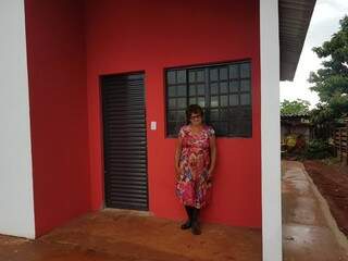 Dona Laura mora em barraco e espera entrega da casa própria (Foto: Wendy Tonhati)