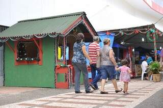 Casinha de Papai Noel e praça de alimentação estão montadas entre o camelódromo e o Shopping Estação. (Foto: Alcides Neto)
