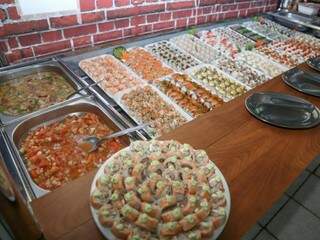 Mesa de sushis tem molhos e acompanhamentos e cliente pode comer tudo à vontade. (Foto: Paulo Francis)