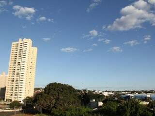 Tempo amanhece com céu sem nuvens em Campo Grande, nesta sexta-feira (14). (Foto: Marcos Ermínio)