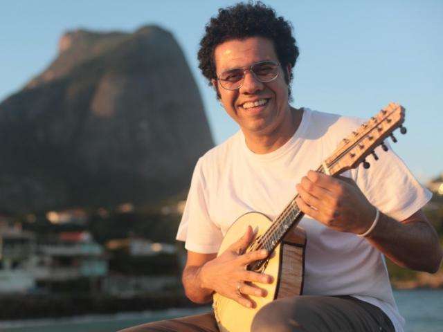 Bandolinista Hamilton de Holanda faz show hoje no teatro Glauce Rocha