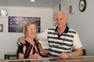 Iracem a e Albano trabalham juntos há 64 anos. Em Campo Grande, na Classic, estão há 40 anos. (Foto: Marina Pacheco)