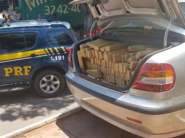 Trio &eacute; flagrado pela PRF com carro carregado de maconha na MS-339