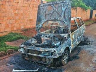 Carro foi destruído pelo fogo (Foto: Fernando Antunes)