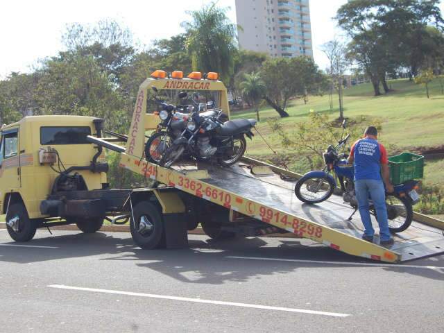  Blitze m&oacute;veis iniciam na Via Parque e motos acabam guinchadas