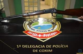 Espingarda calibre 44 usada no crime foi apreendida. (Foto: Alisson Silva/ Edição de Notícias)