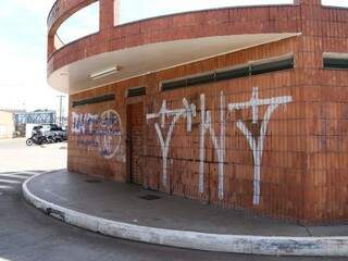 Paredes pichadas no terminal General Osório. Pintura fará parte da revitalização. (Foto: Alcides Neto) 