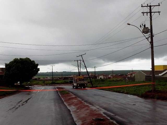 Chuva alaga ruas, danifica asfalto e tomba postes em cidades do sul