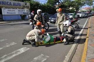 Motociclista ficou ferido em acidente na Avenida Fernando Correia da Costa (Foto: Marcelo Calazans)