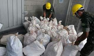Exército auxiliou a Polícia Federal no transporte da droga para incineração. (Foto: Polícia Federal)