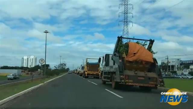 Em protesto, ca&ccedil;ambeiros seguem rumo &agrave; prefeitura