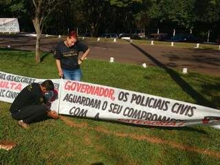Policiais civis em manifestação por melhoria salarial em frente da Governadoria (Foto: Leonardo Rocha)