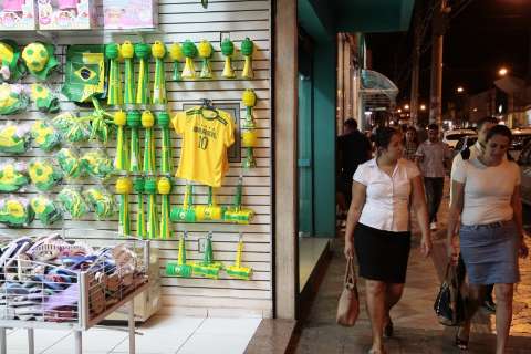 Comércio adere ao verde-amarelo, mas está pessimista com a Copa