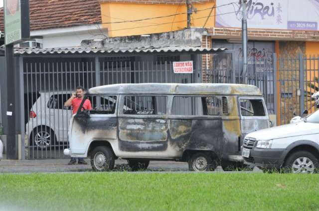 Fogo destr&oacute;i kombi da Secretaria de A&ccedil;&atilde;o Social na Avenida Afonso Pena
