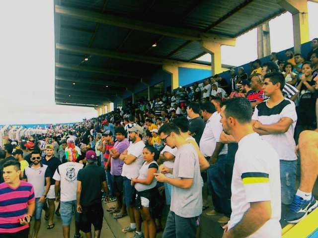 Com est&aacute;dio cheio, estrelas brilham e Comer&aacute;rio termina empatado