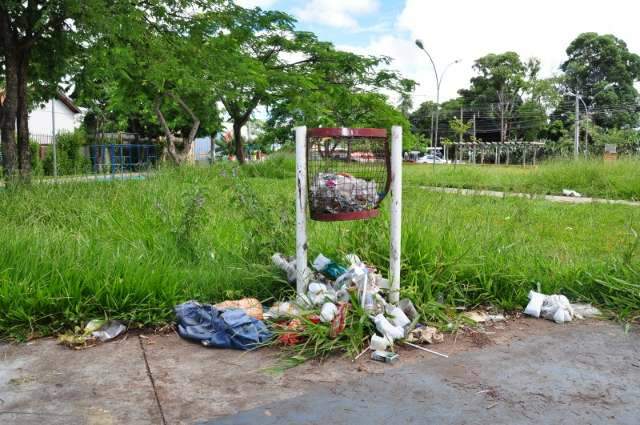 Lixo, buraco e abandono evidenciam lentid&atilde;o de servi&ccedil;os p&uacute;blicos