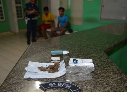 Adolescentes compram droga em posto de combustíveis e são pegos pela Polícia