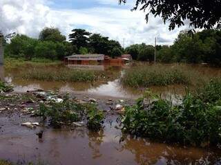 Com a água do rio Aquidauana baixando, é possível ver lixo arrastado pela água.  (Foto: Thiago Pereira)