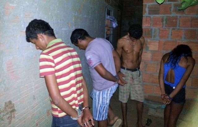 Quatro pessoas, entre elas um adolescente, foram detidas em uma boca de fumo